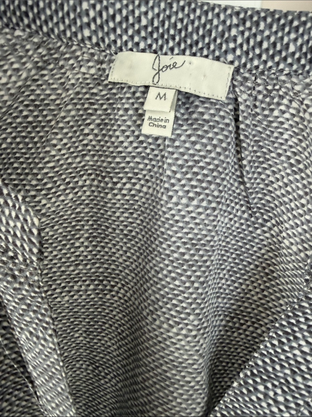 Joie silk  gray  Printed V-Neck Gathered 3/4 sleeve Blouse size M - Picture 4 of 7